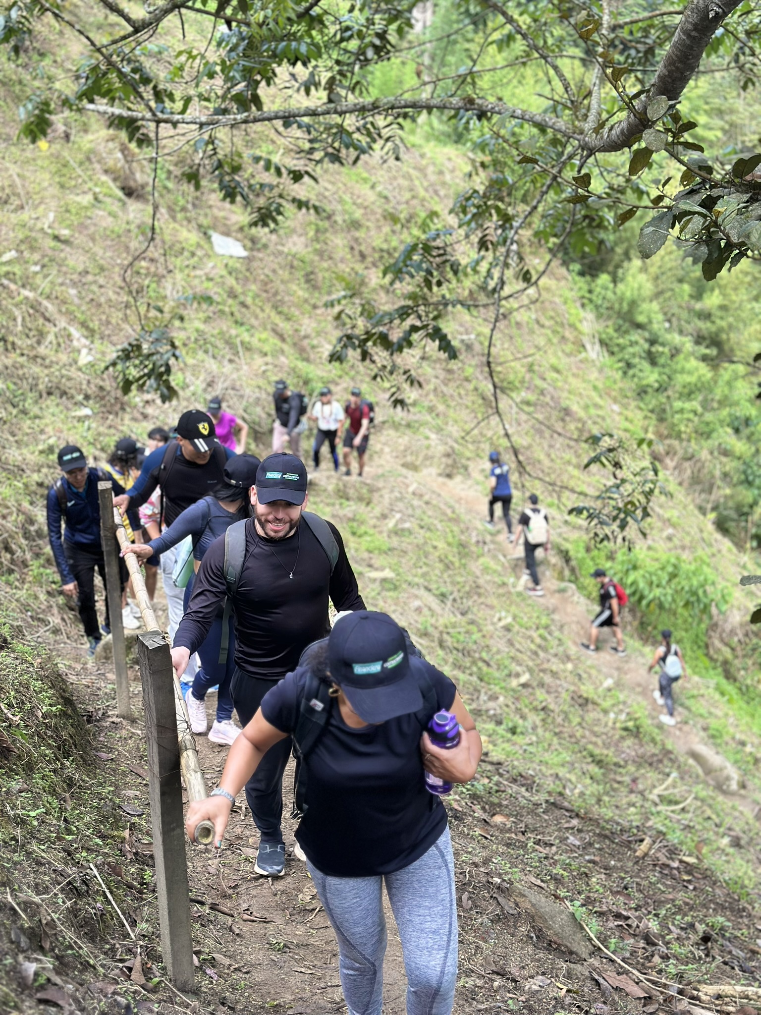 Participantes durante una caminata ecológica
