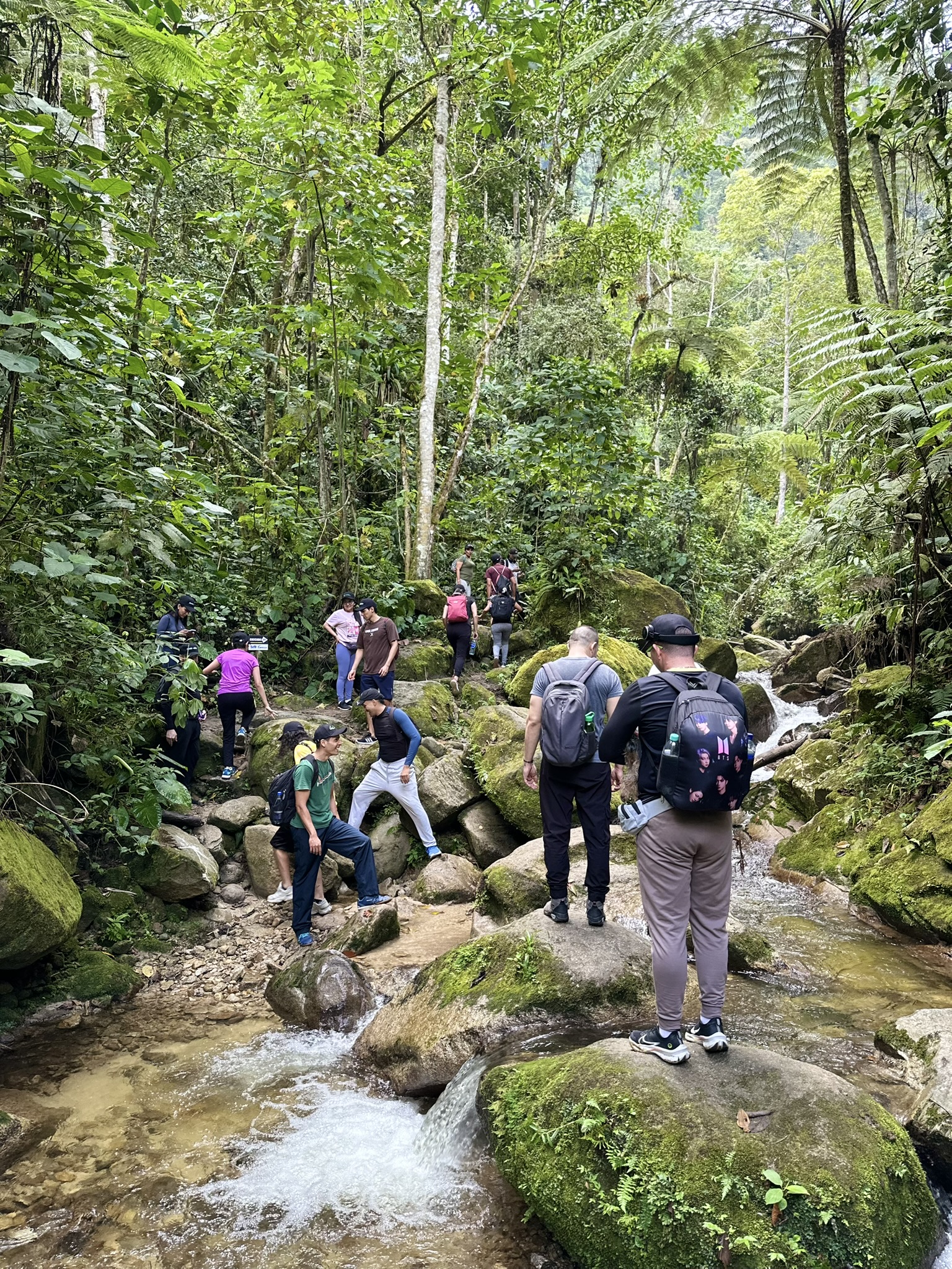Participante fotografía una cascada durante la caminata ecológica