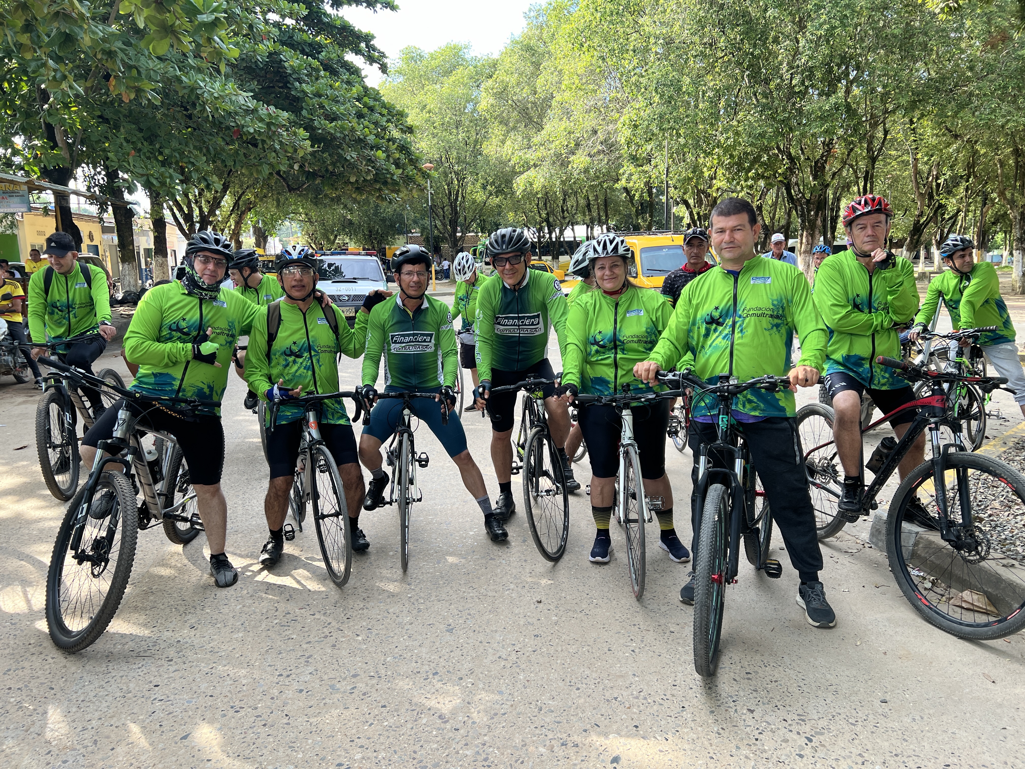 Grupo de ciclistas posa junto a sus bicicletas