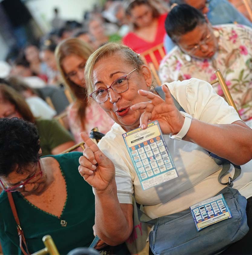 Participantes en una jornada de bingo comunitario, fotografía 1