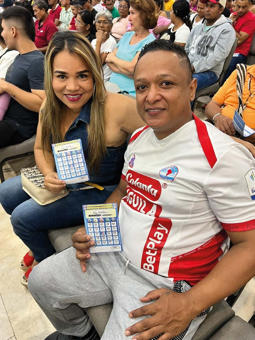 Participantes en una jornada de bingo comunitario, fotografía 3